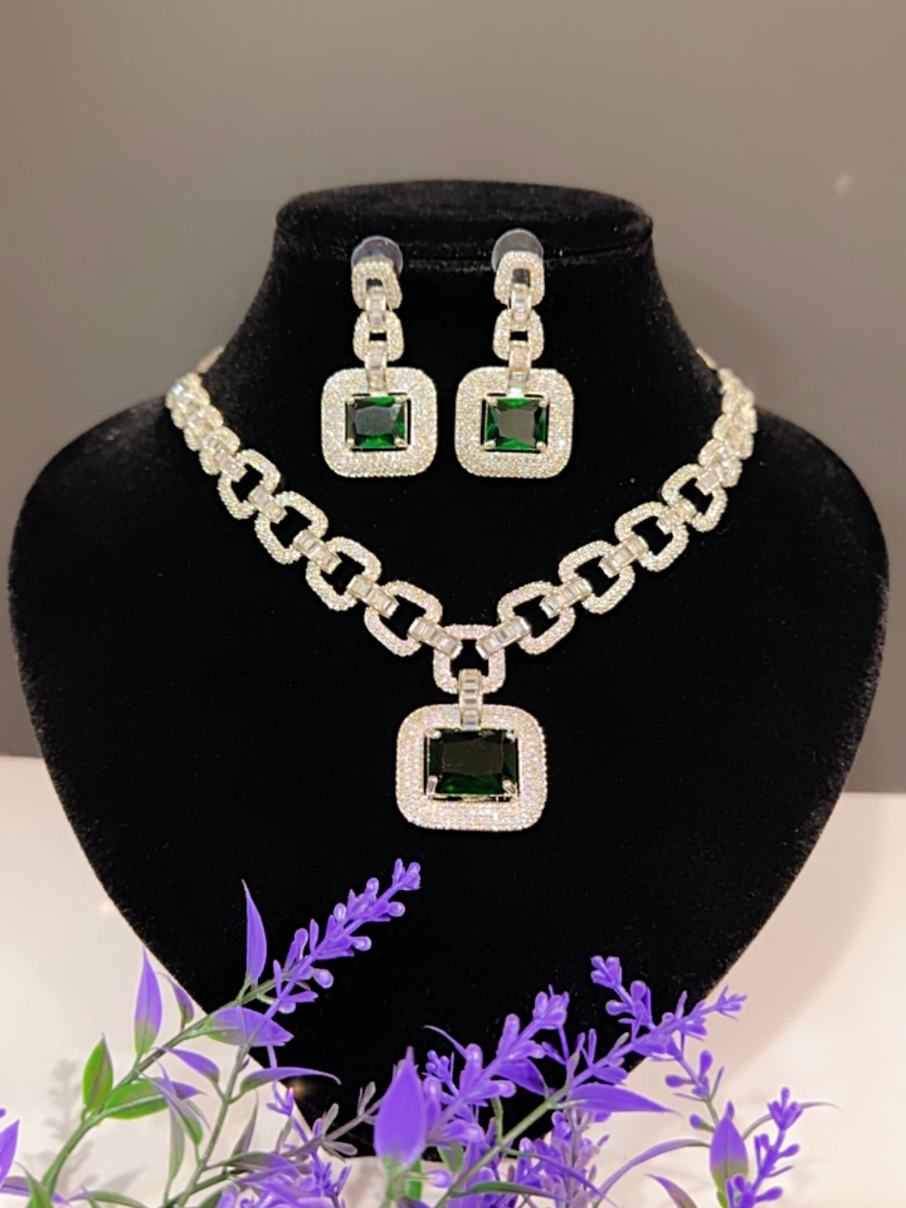 Necklace in American diamonds