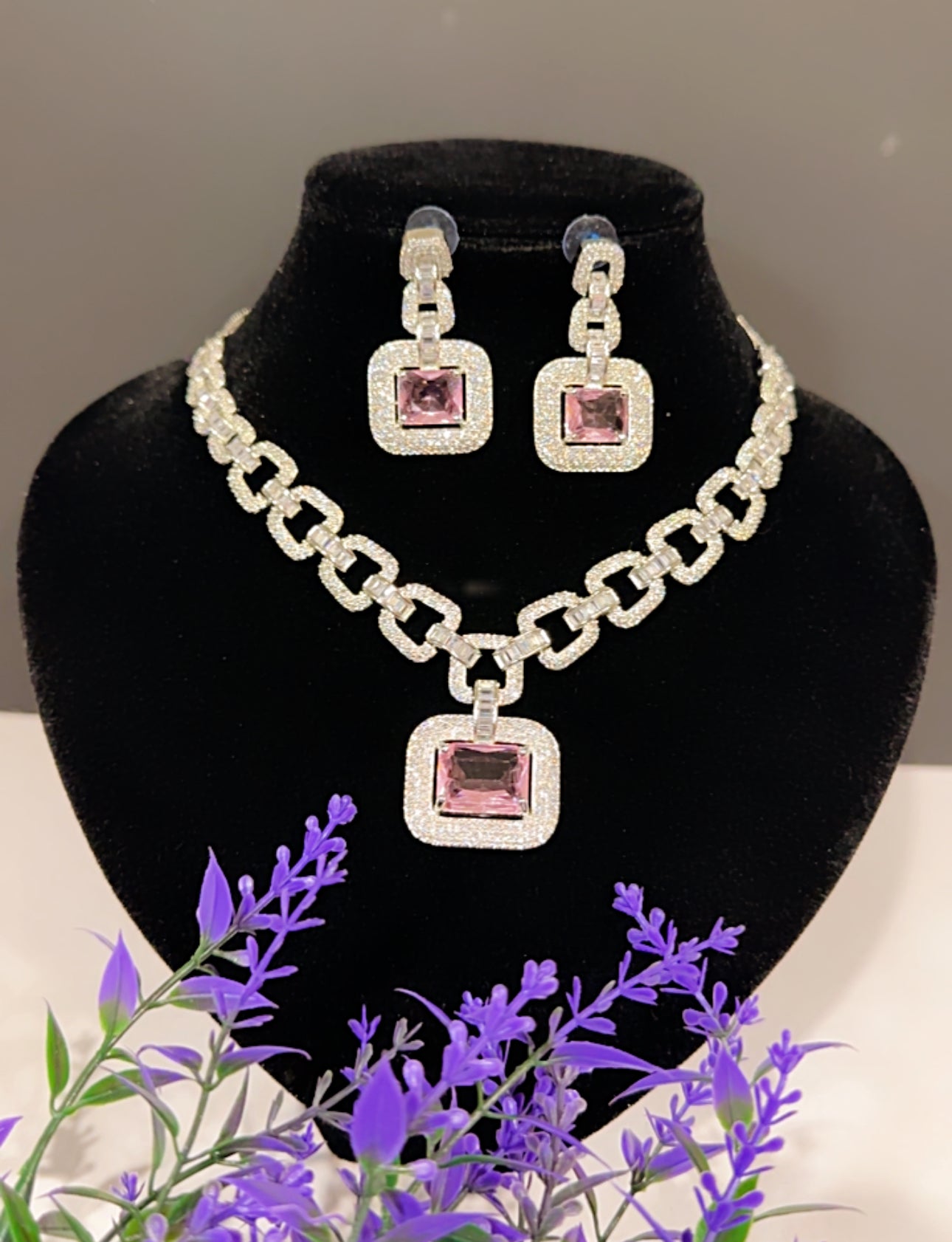Necklace in American diamonds