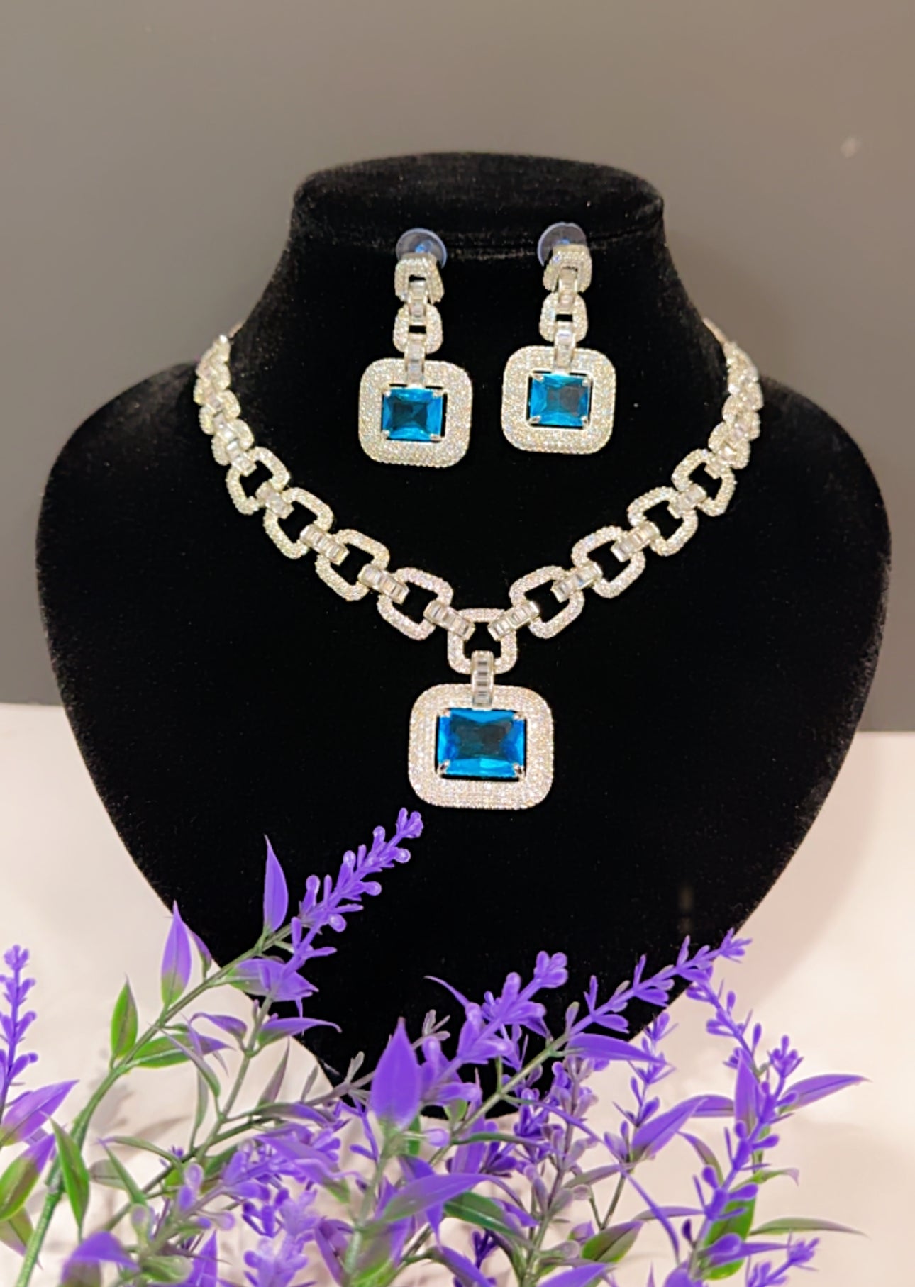 Necklace in American diamonds