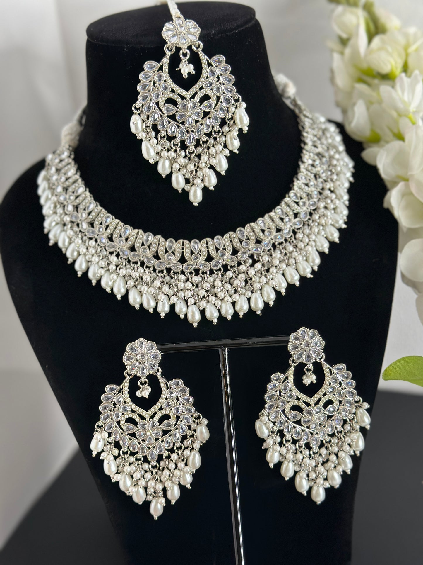 Saanvi neck set