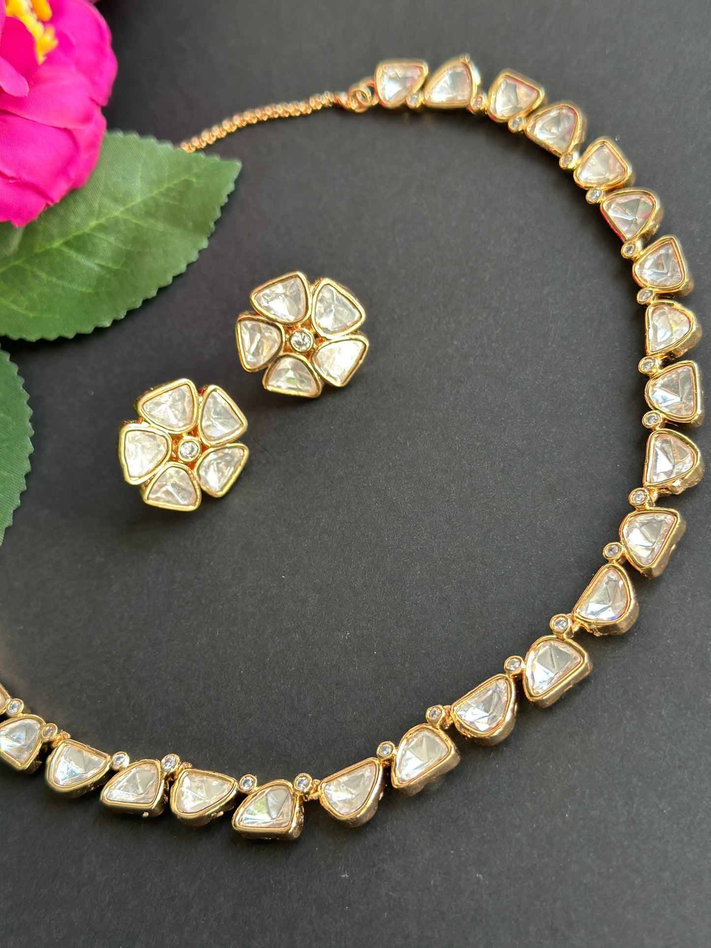 Sleek necklace set in uncut Polki kundan