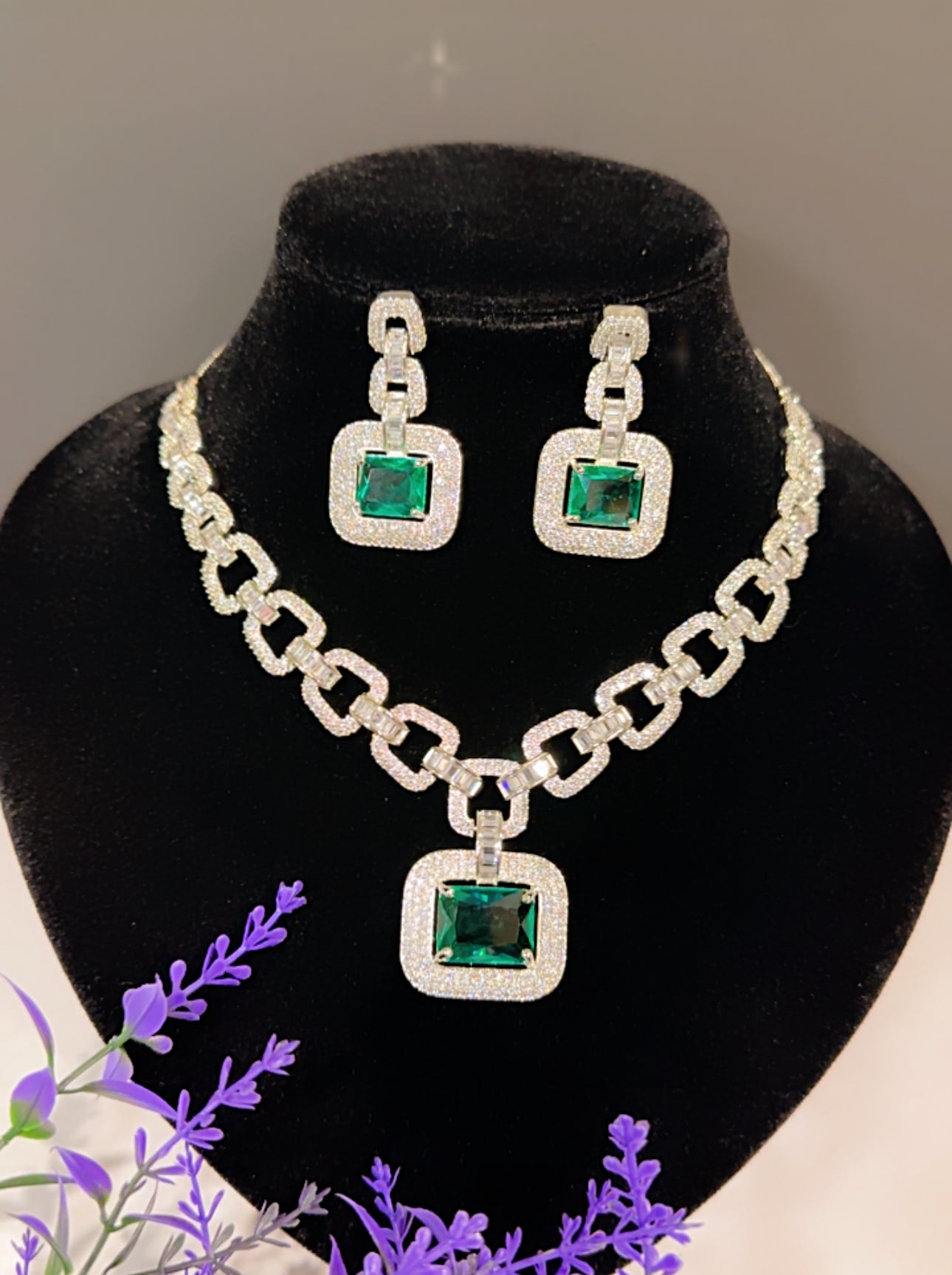 Necklace in American diamonds