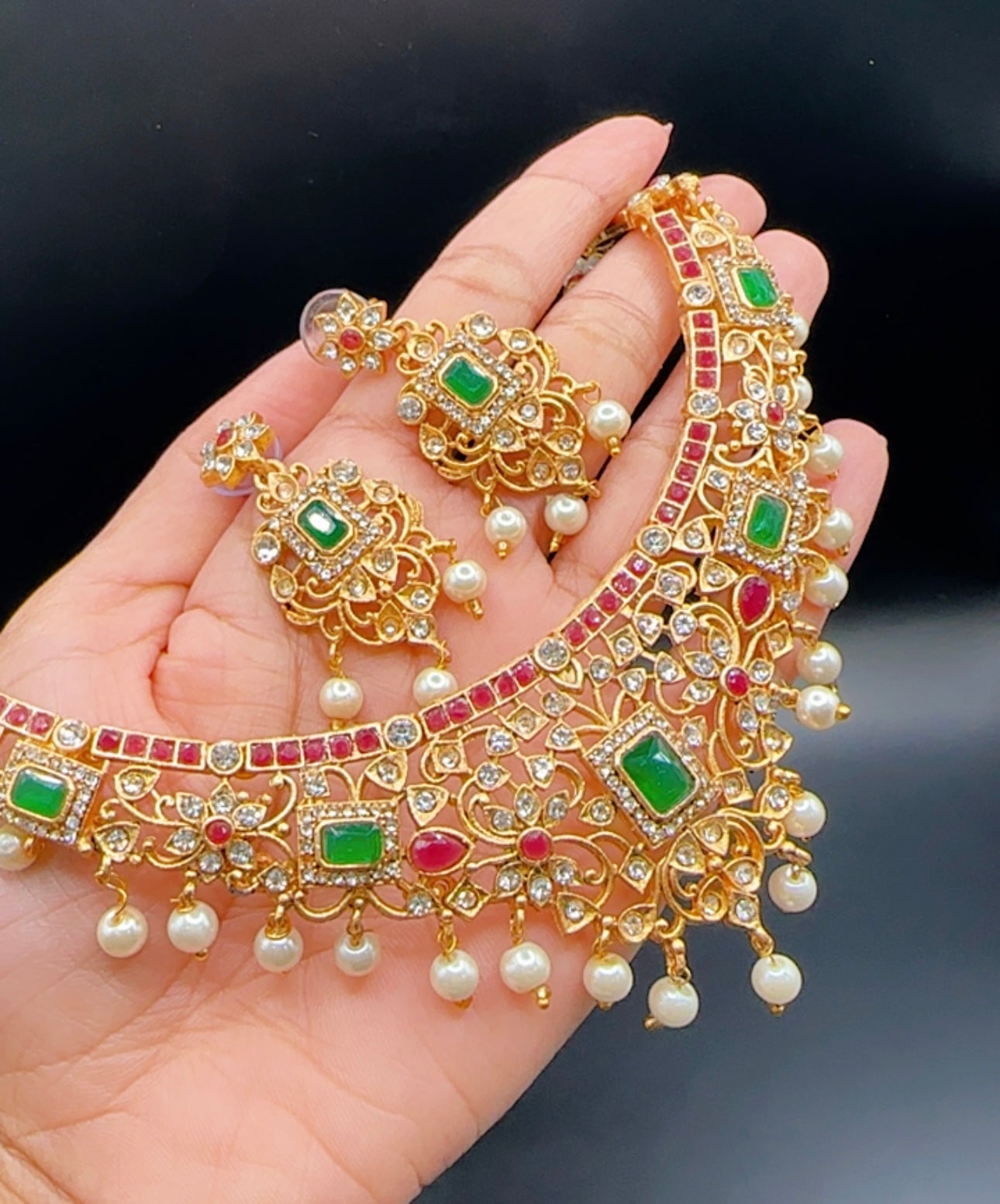 Necklace set in matte polish