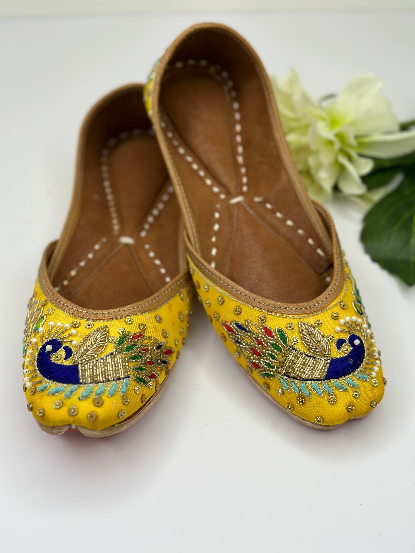 Yellow punjabi jutti
