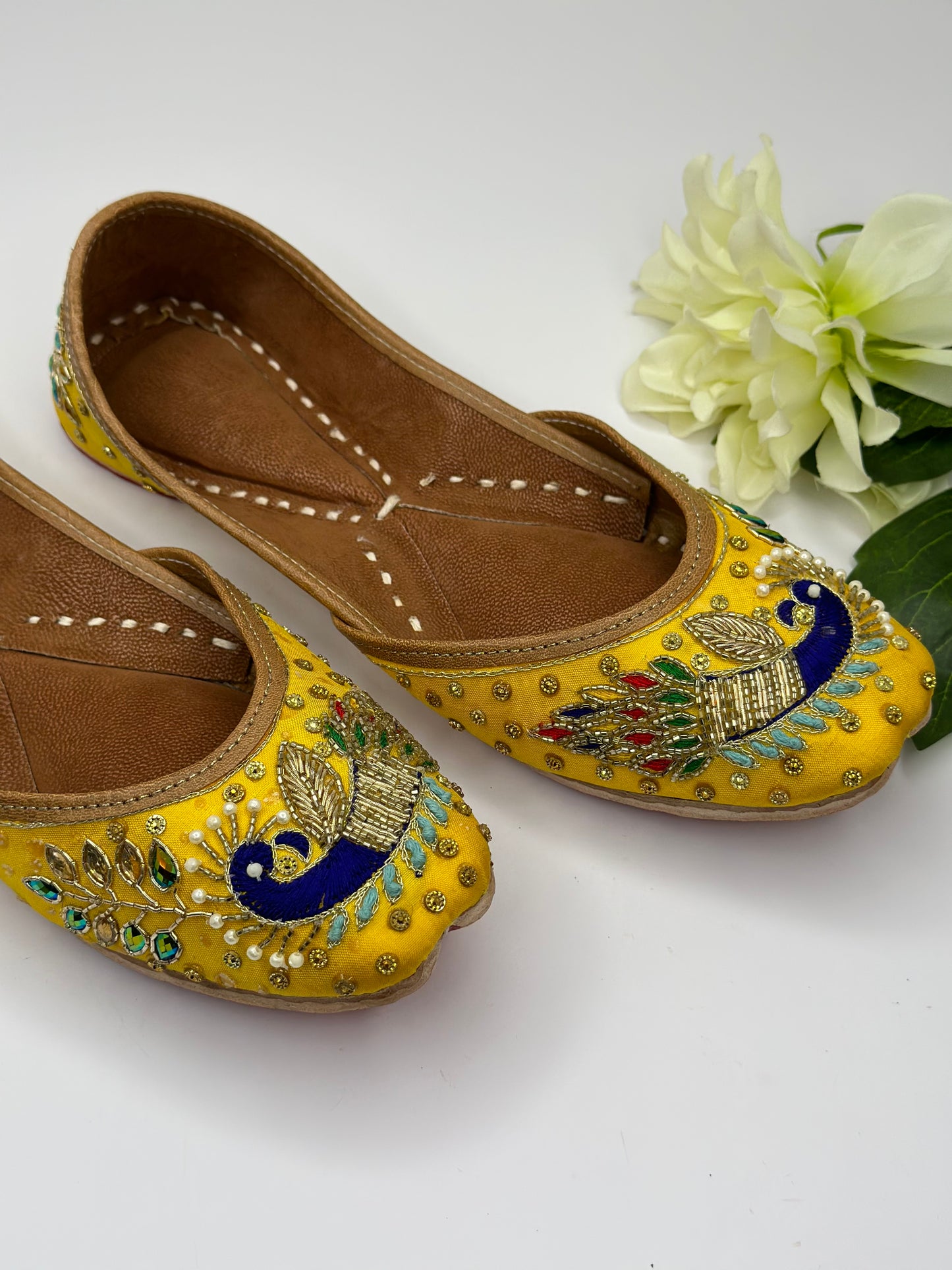 Yellow punjabi jutti