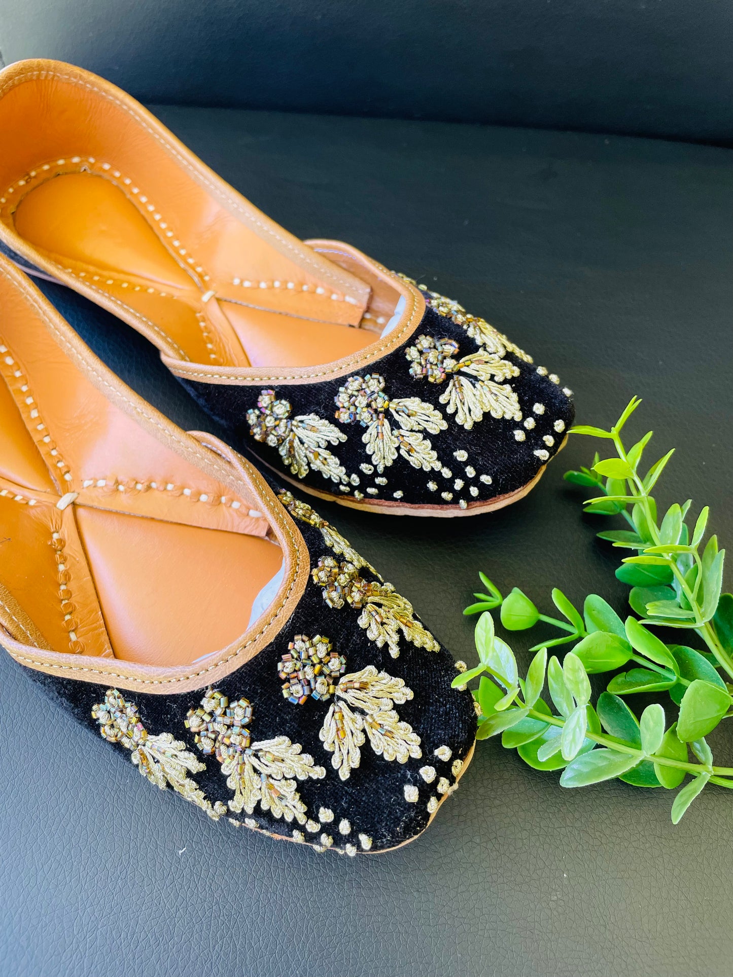 Punjabi jutti in black colour