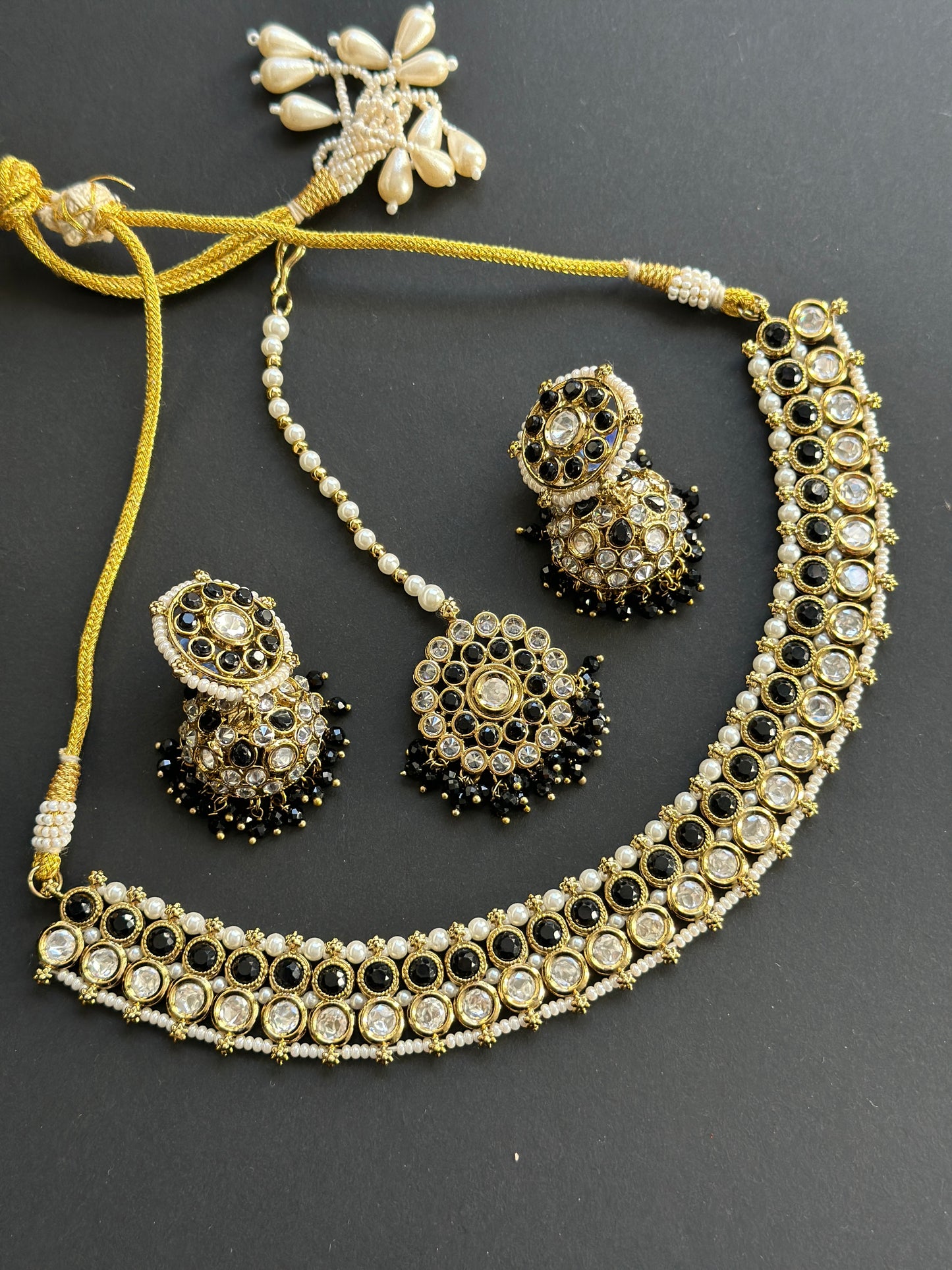 Kundan necklace with jhumki and tikka