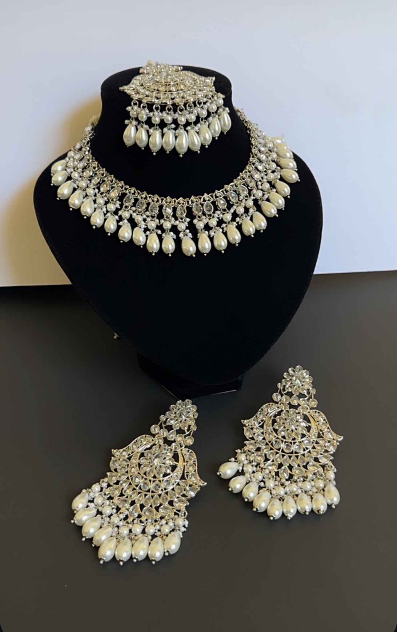 Necklace set silver white