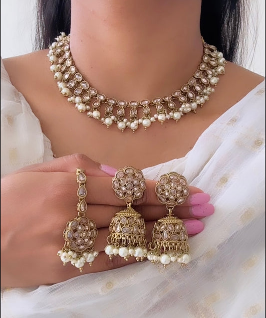 Necklace set in golden white colour