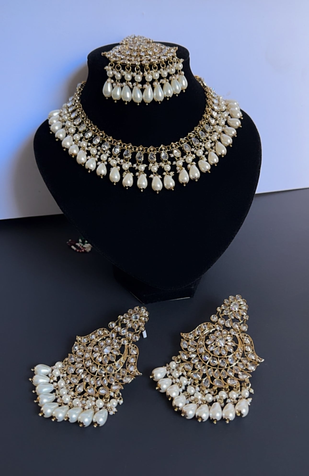 Necklace set in golden white