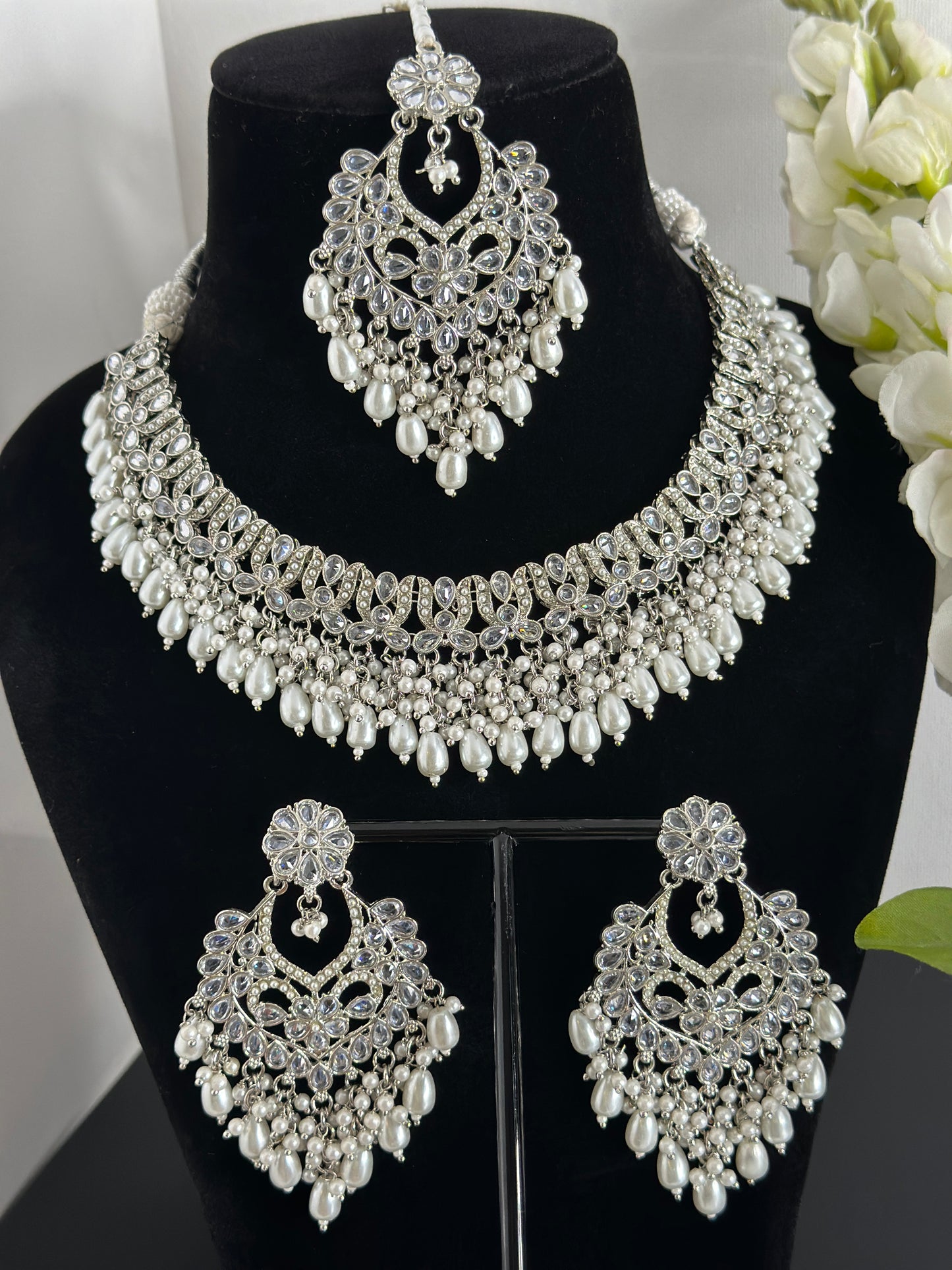 Saanvi neck set