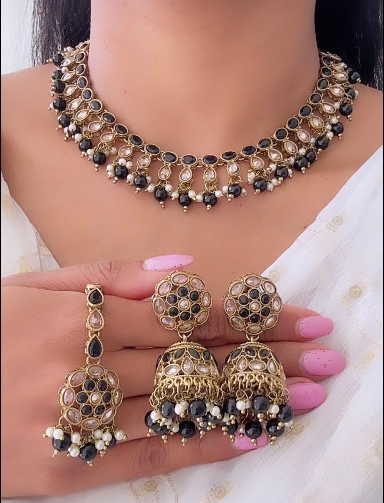 Necklace set in black colour