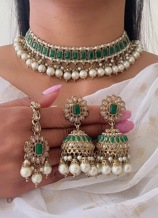 Necklace set in green