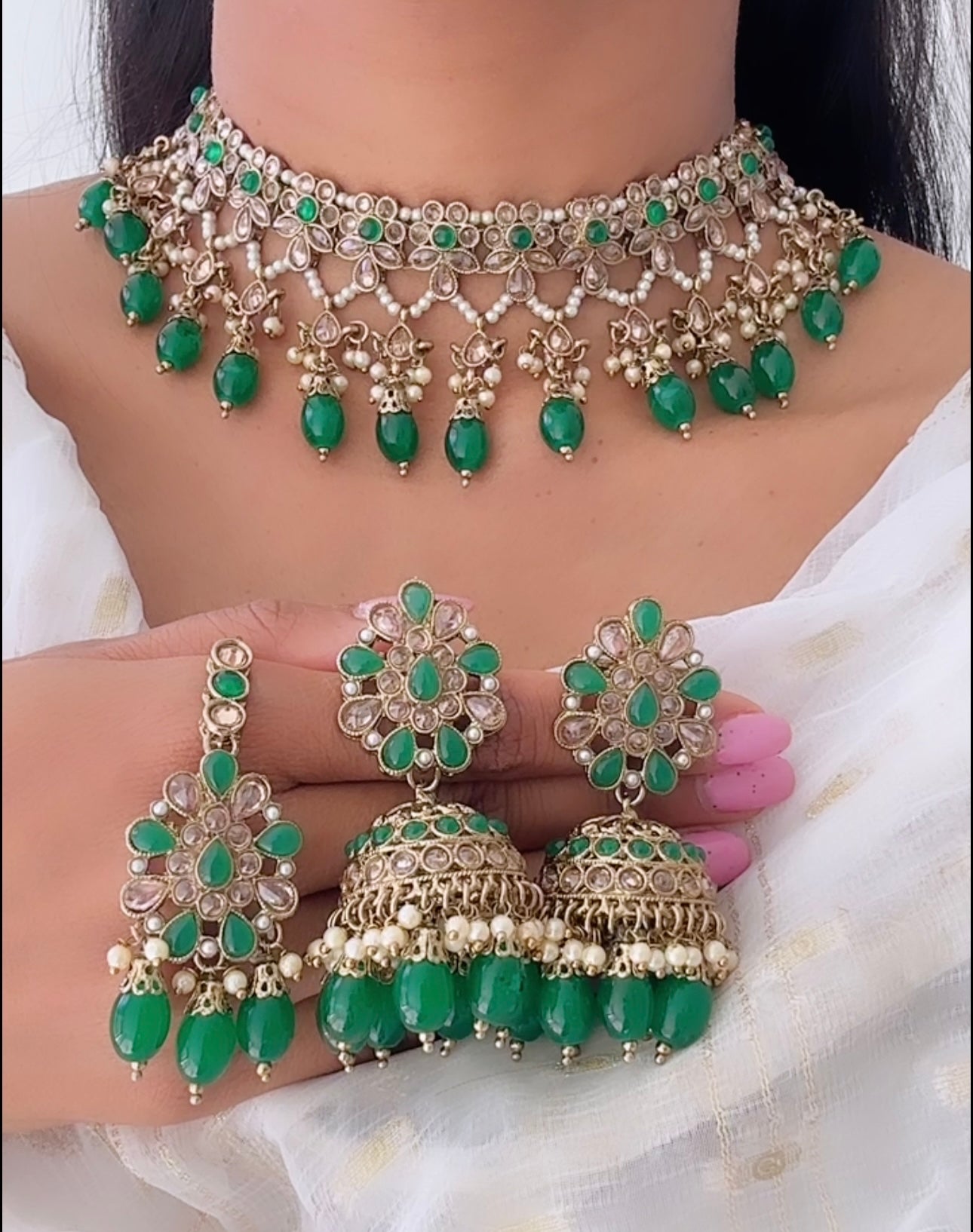 Necklace set in green colour