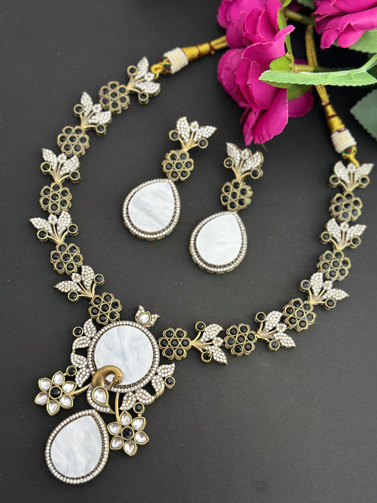 Premium necklace black
