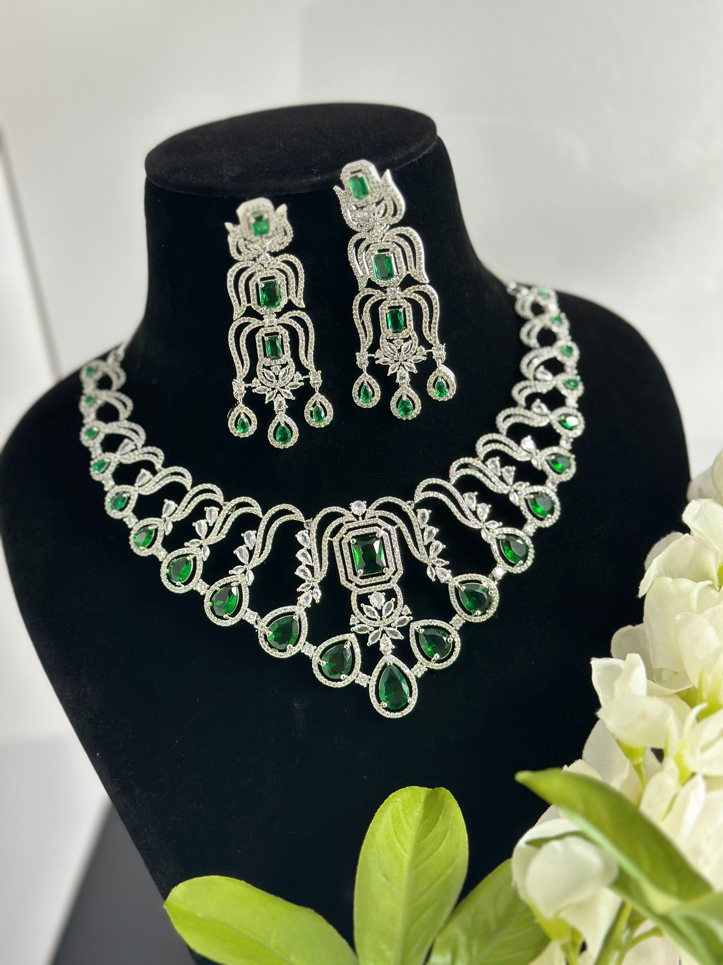 Green necklace set in American diamonds
