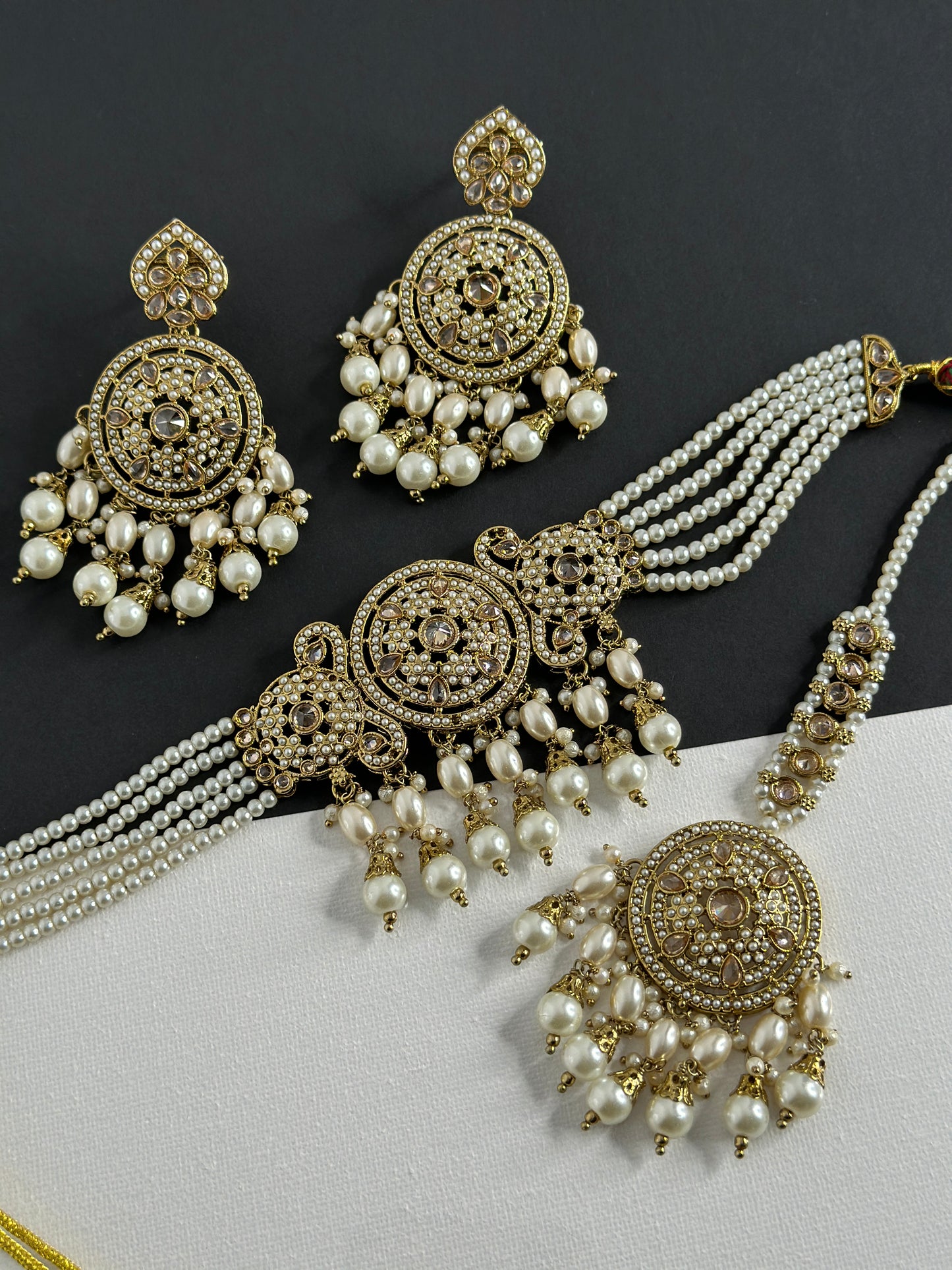 Choker set golden white