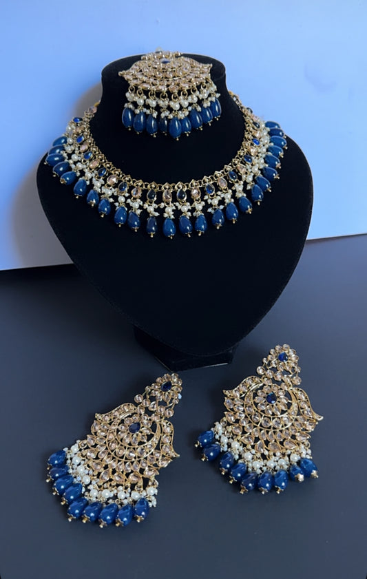 Necklace set in blue