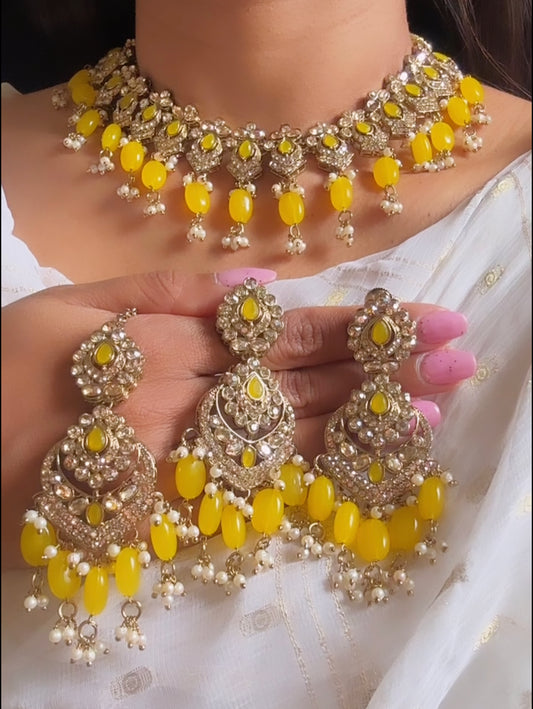 Necklace set in yellow