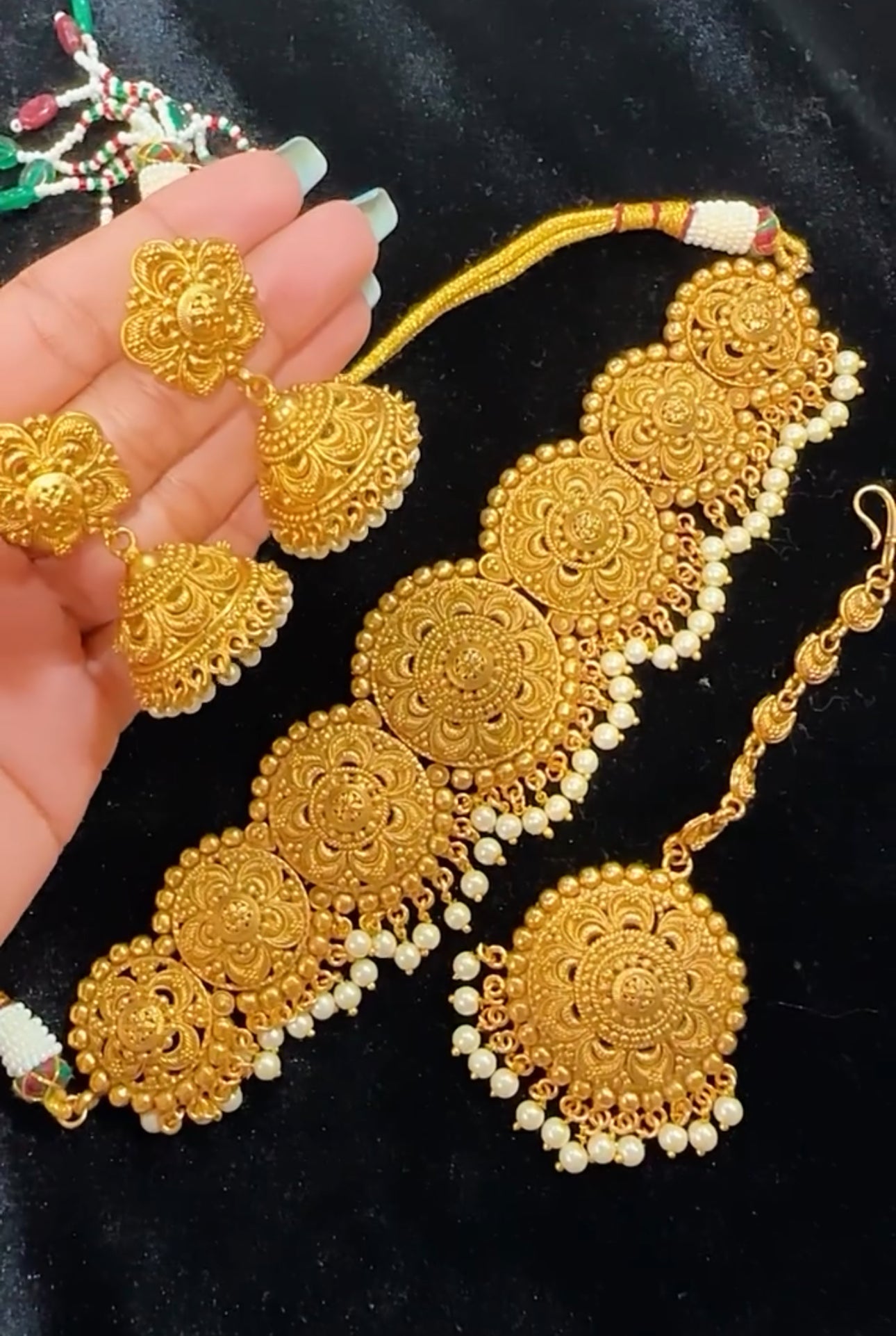 Gold look choker set