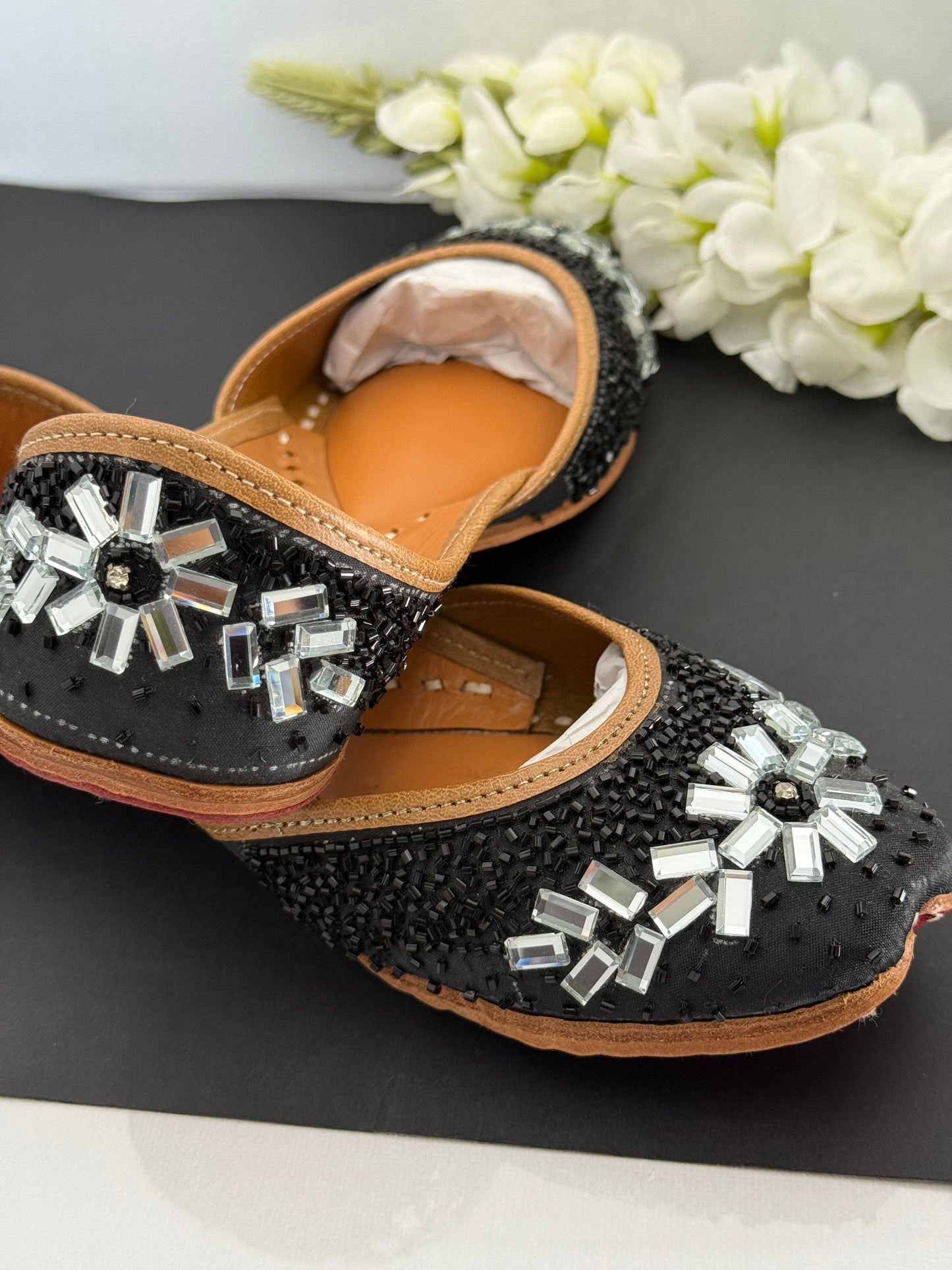 Punjabi jutti in black