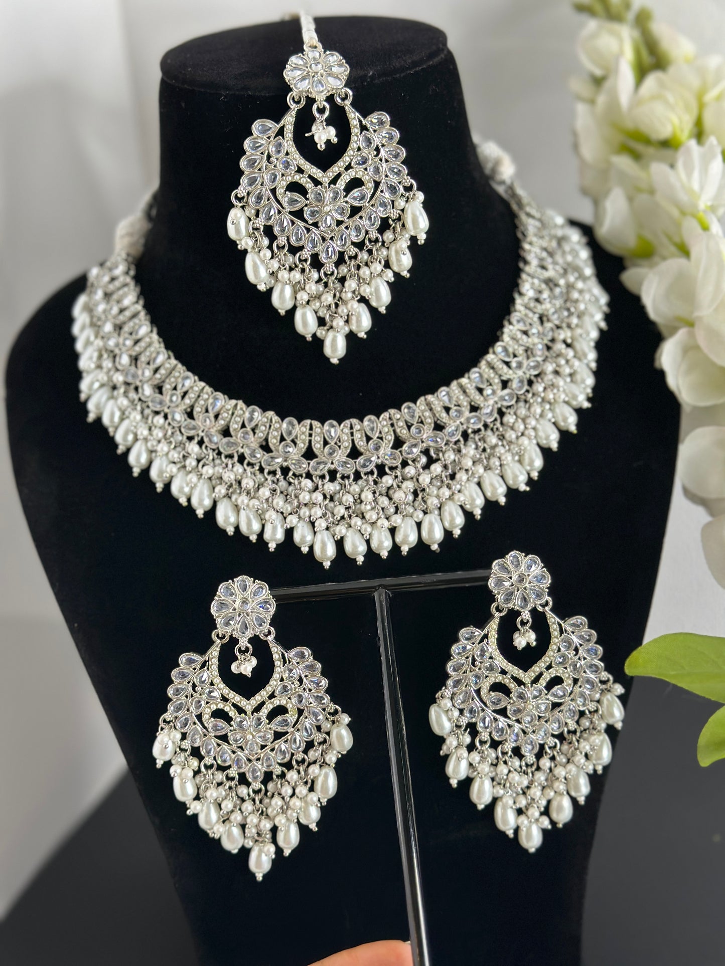 Saanvi neck set