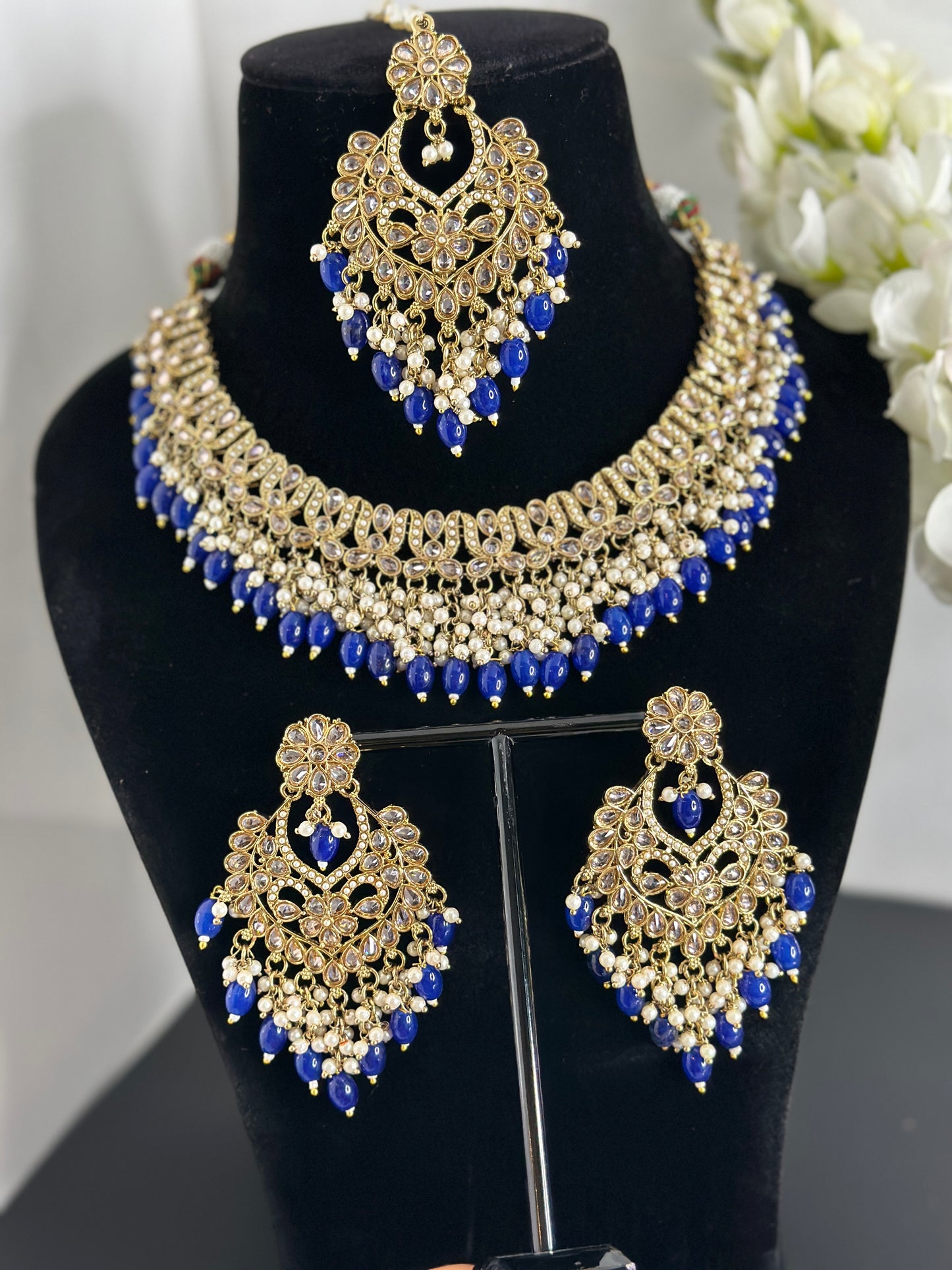 Saanvi neck set