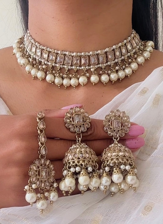 Necklace set in golden white colour