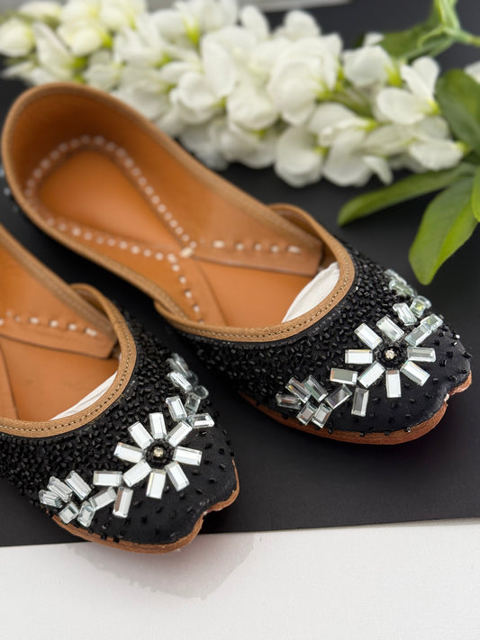 Punjabi jutti in black