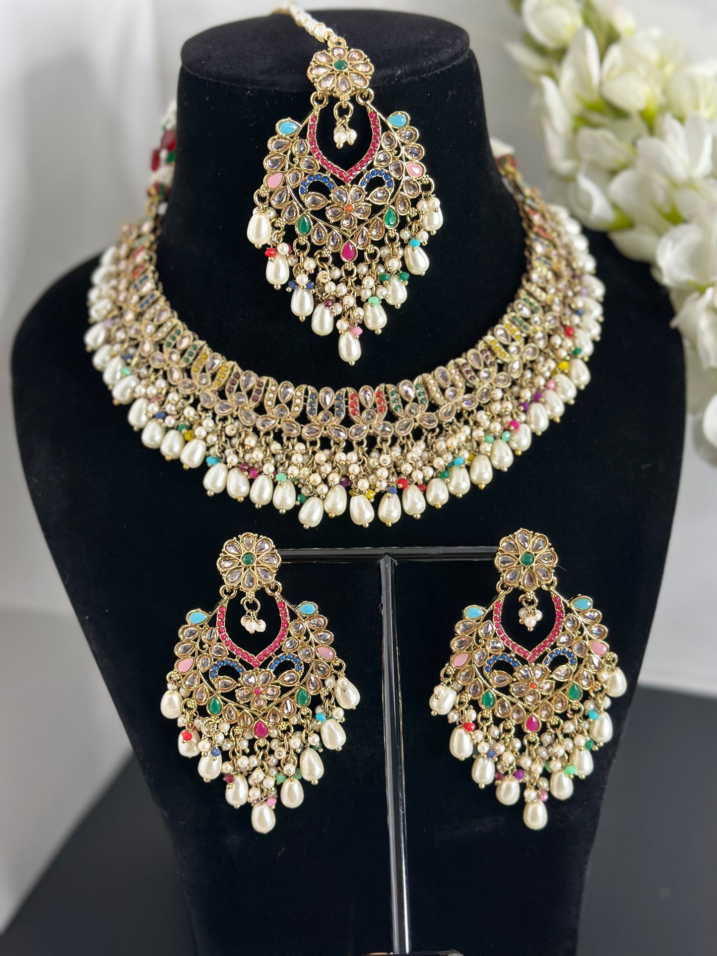 Saanvi neck set