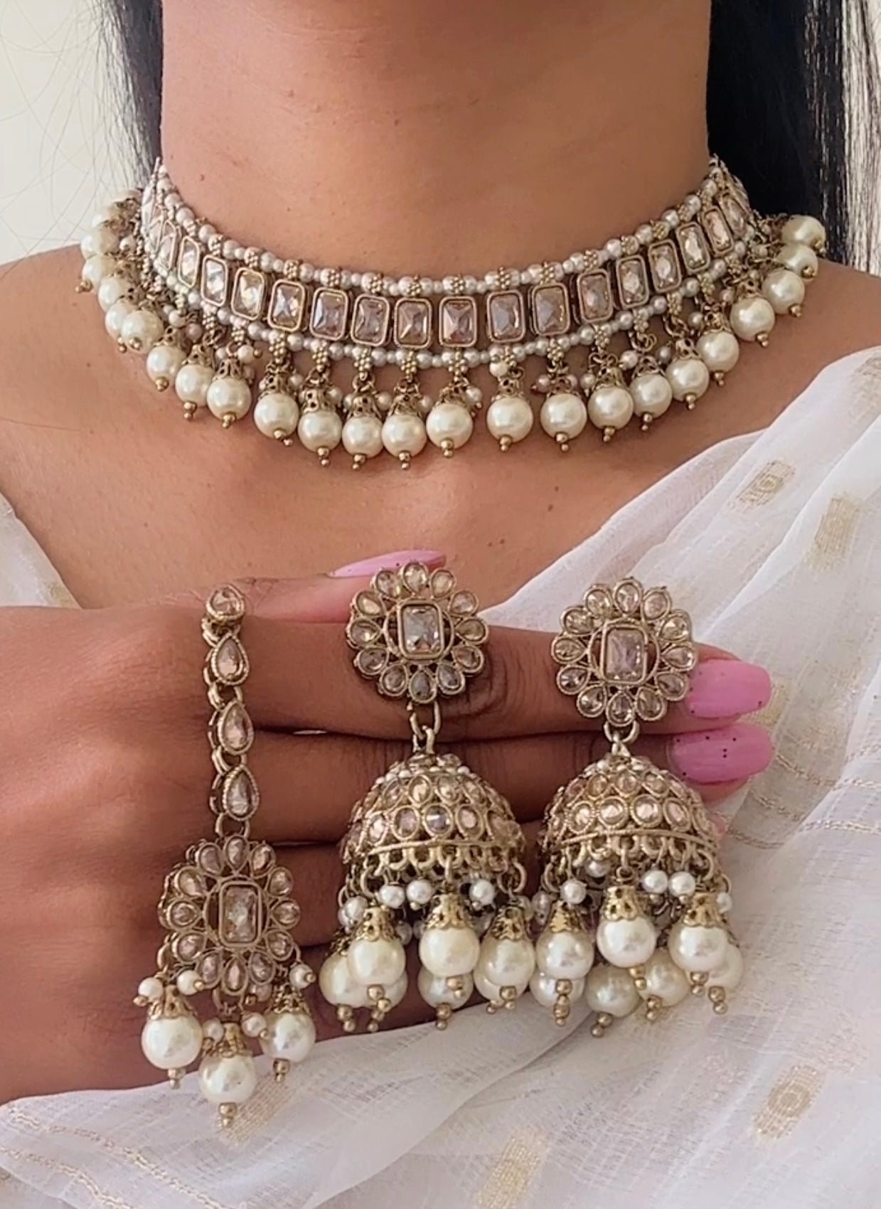 Necklace set in golden white colour