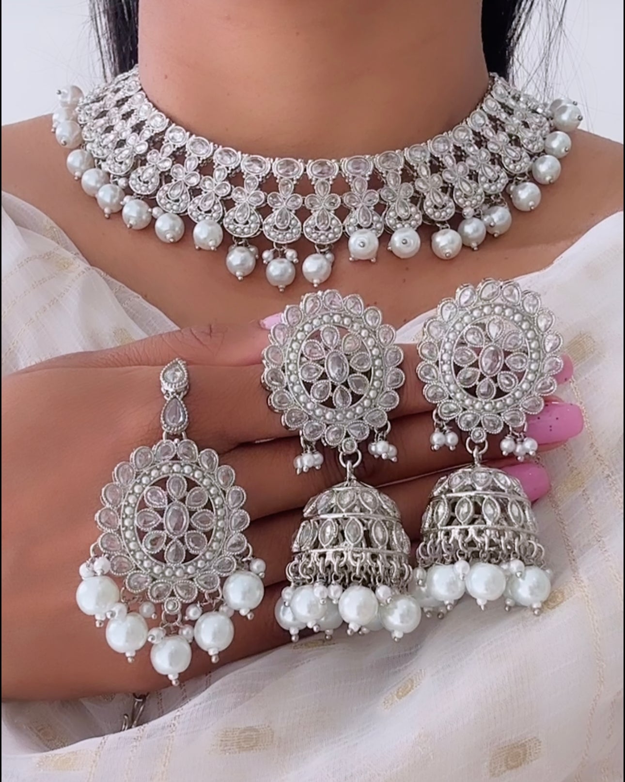 Necklace set in silver white colour