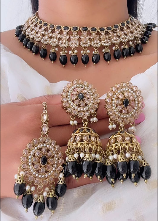 Necklace set in black colour