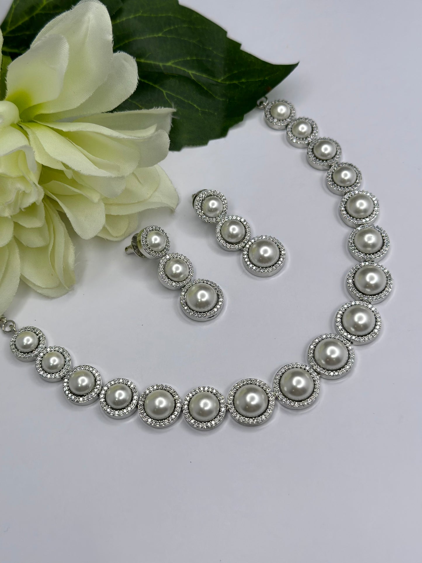 Pearl necklace in American diamond