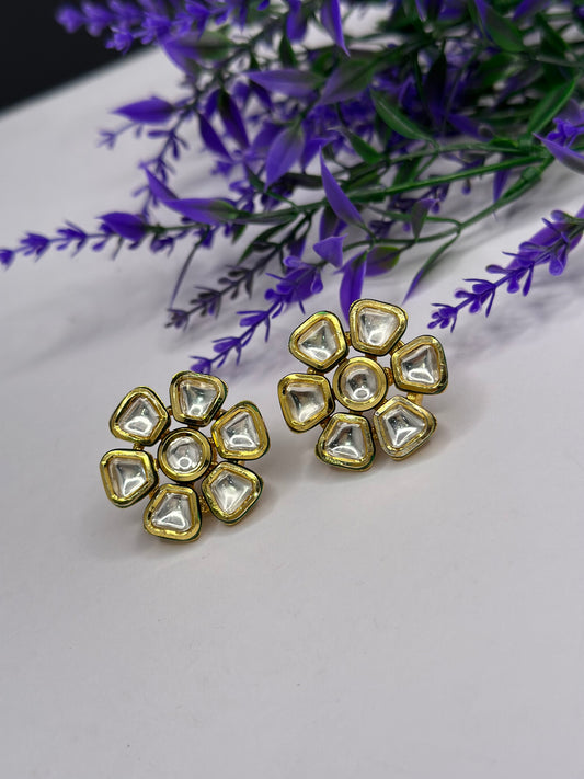 Studs in fine kundan clear