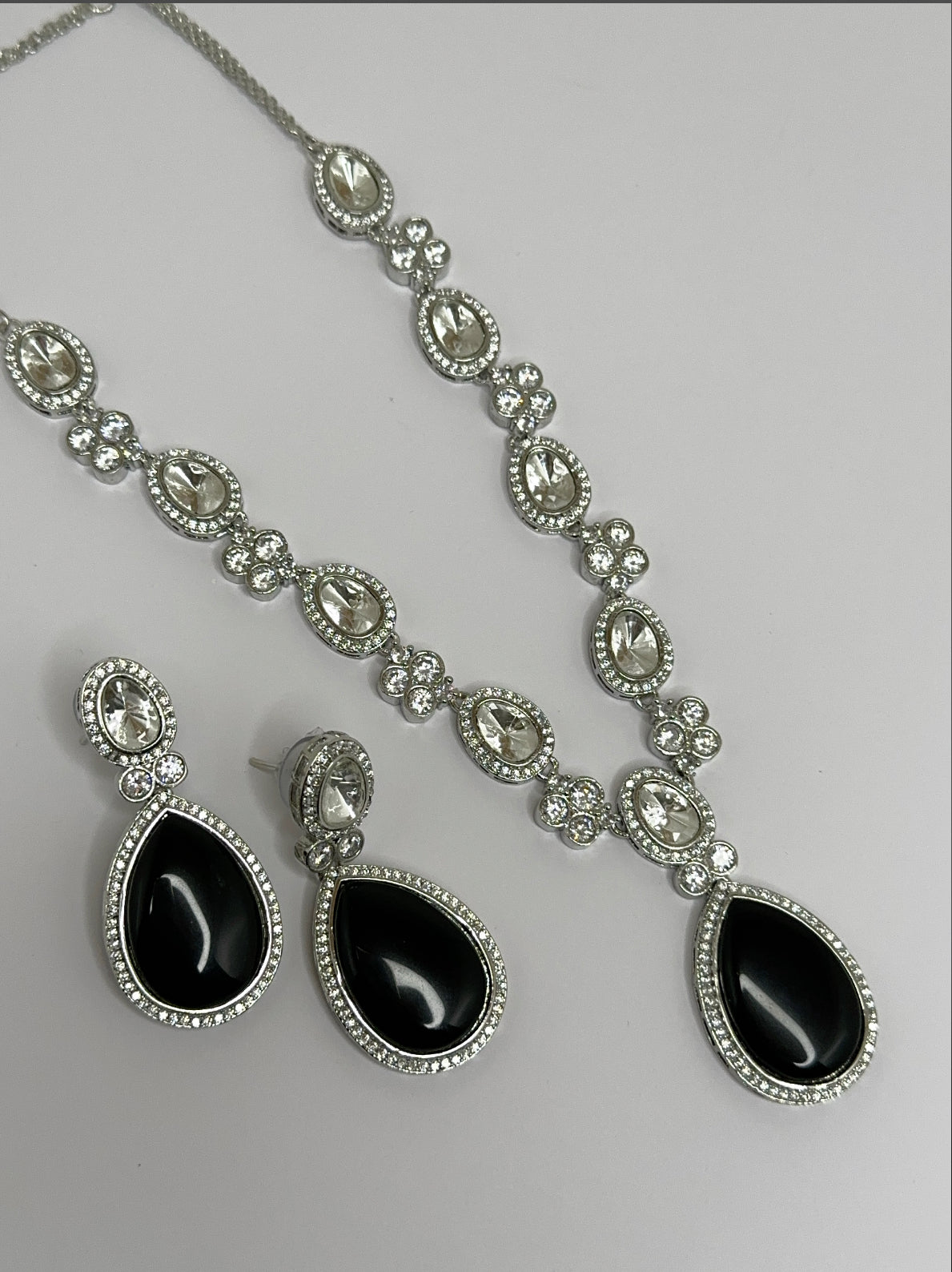 Uncut necklace with earrings