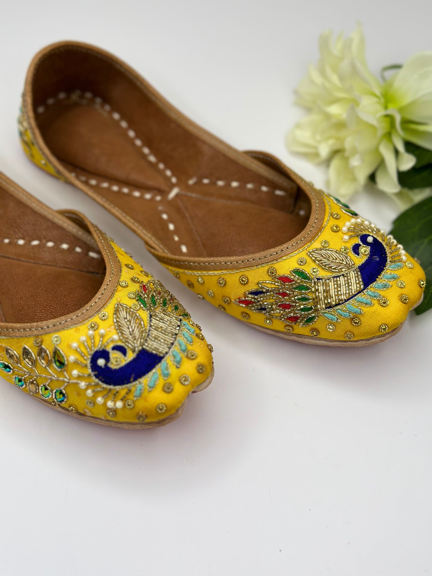 Yellow punjabi jutti